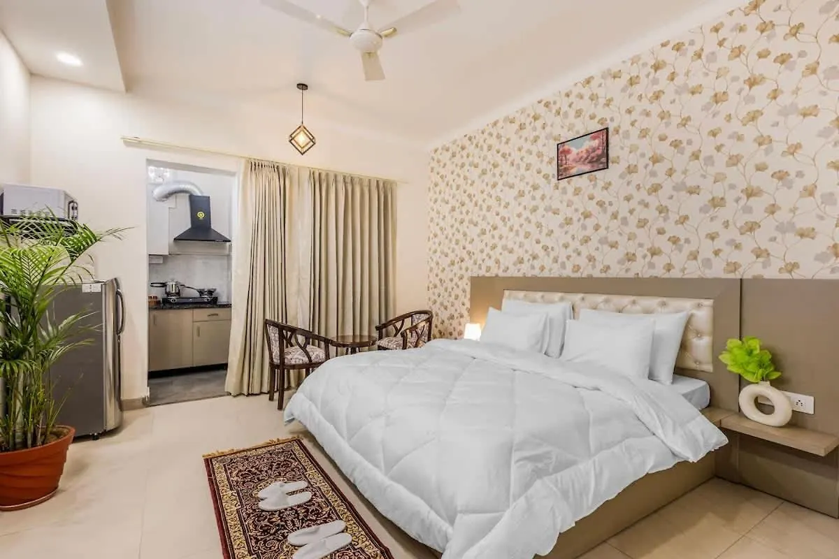 Eco-Chic Haven In Gurgaon With Balcony Apartamento